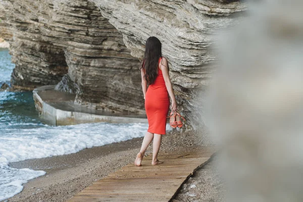 Vista Trasera Una Joven Hermosa Mujer Vestido Rojo Caminando Por — Foto de Stock