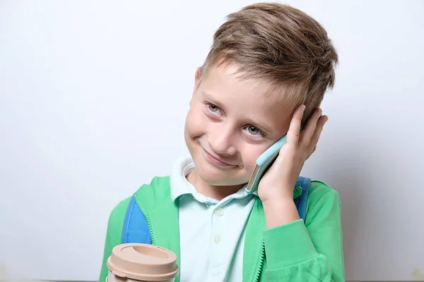 Retrato Lindo Colegial Con Mochila Azul Teléfono Inteligente Sobre Fondo — Foto de Stock