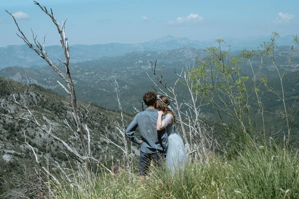 Dağları Nın Arka Planı Şık Romantik Çift — Stok fotoğraf