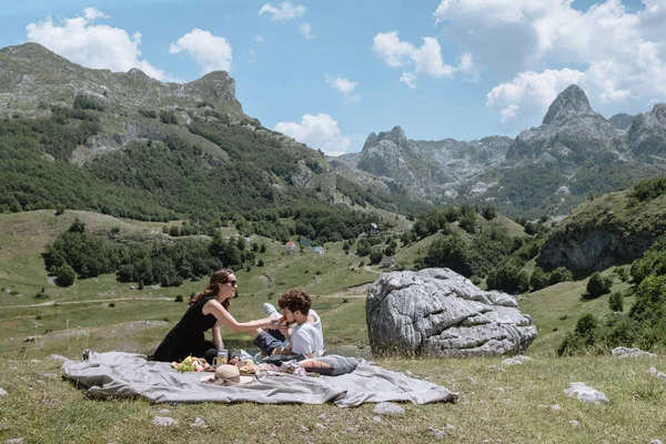 Pique Nique Romantique Dans Les Montagnes Monténégro Jeune Femme Homme — Photo