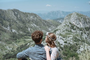 Dağları nın arka planı şık romantik çift.