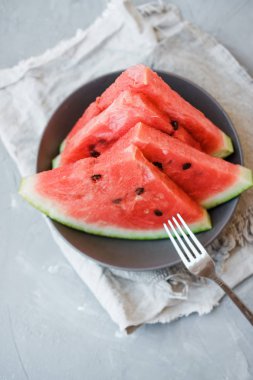 Karpuz dilimleri yaz gri bir arka plan üzerinde bir plaka üzerinde