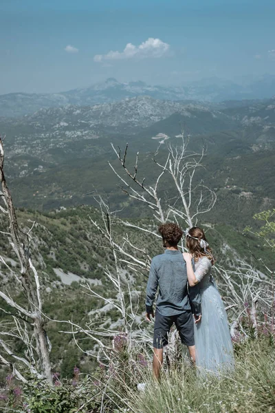 Casal Romântico Elegante Contra Fundo Das Montanhas — Fotografia de Stock