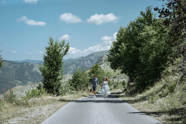 Romantik Çift Arka Planı Dağları Nın Yol Boyunca Yürüyüş Yavaş — Stok fotoğraf