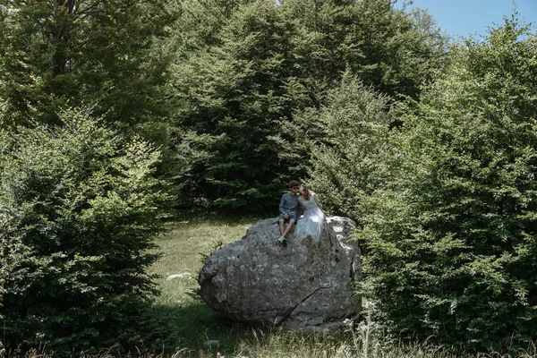 Elegante Coppia Romantica Sulla Grande Roccia Contro Fronti — Foto Stock