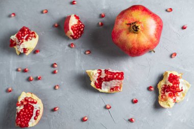 Gri bir arka plan üzerine nar adet düz yatıyordu kompozisyon