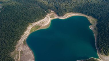 Siyah göletten hava. Havadan çekim. Karadağ. Durmitor Milli Parkı