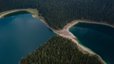 Siyah göletten hava. Havadan çekim. Karadağ. Durmitor Milli Parkı