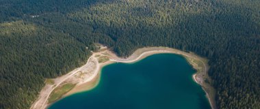 Siyah göletten hava. Havadan çekim. Karadağ. Durmitor Milli Parkı