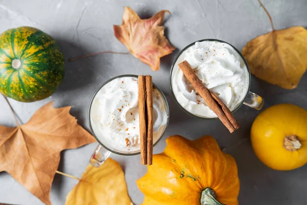 Kruidige Pompoen Latte Met Kaneel Herfst Bladeren Een Grijze Achtergrond — Stockfoto