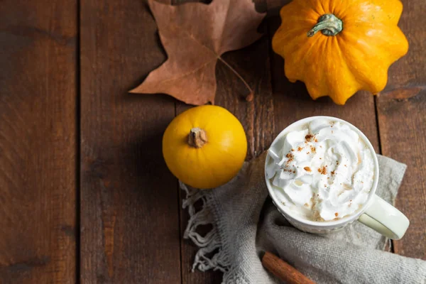 Kruidige Pompoen Latte Met Kaneel Herfst Bladeren Houten Achtergrond — Stockfoto