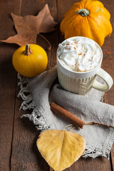 Kruidige Pompoen Latte Met Kaneel Herfst Bladeren Houten Achtergrond — Stockfoto