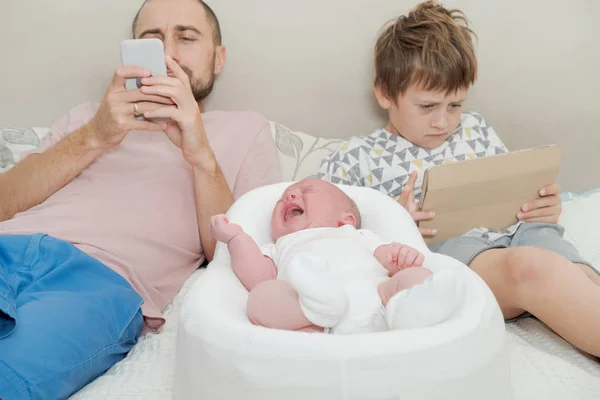 Internet Addiction Dad Son Look Phone Crying Baby — Stock Photo, Image