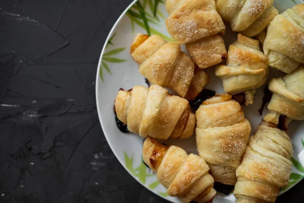 Kleine Hausgemachte Croissants Auf Schwarzem Hintergrund — Stockfoto