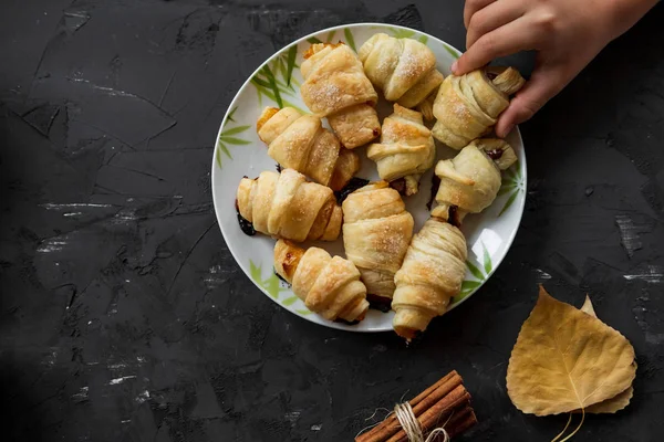 Kid Hand Met Kleine Eigengemaakte Croissants Een Zwarte Achtergrond — Stockfoto