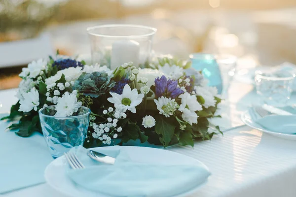 グラス 青い繊維屋外でパーティーの装飾お祝いテーブル — ストック写真