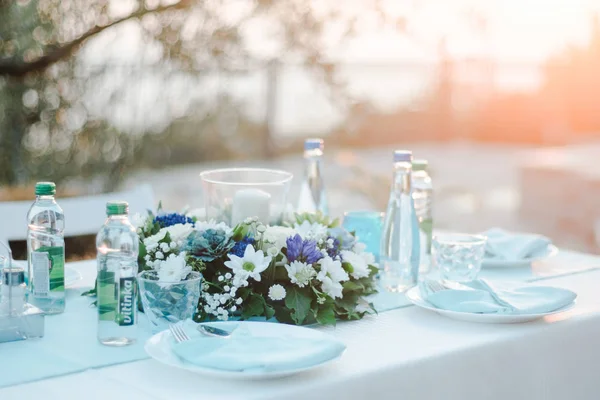 Party decoration Festive table with plates, glasses and blue tex — Stock Photo, Image