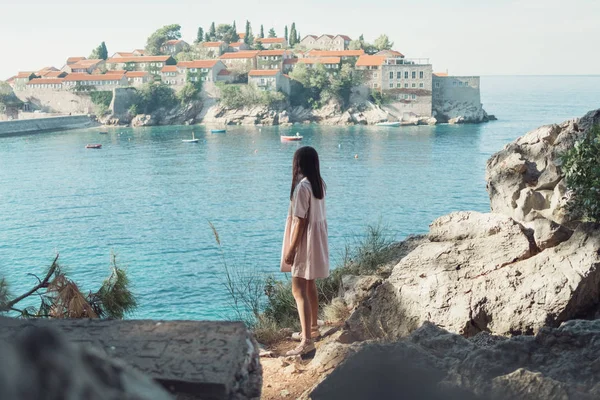 Indietro Una Giovane Donna Abito Rosa Guardando Isola Sveti Stefan — Foto Stock