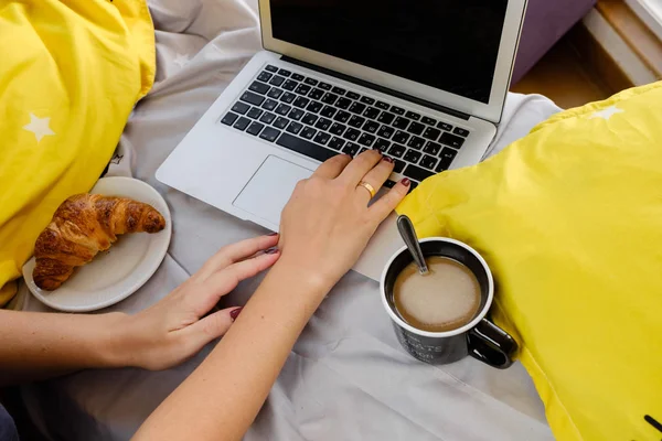 Mãos Mulher Caderno Com Croissant Café Cama Com Pastel Amarelo — Fotografia de Stock