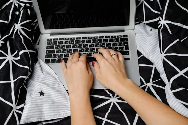 Ранок Пастелях Жіночі Руки Ноутбуці Чорному Ліжку — стокове фото