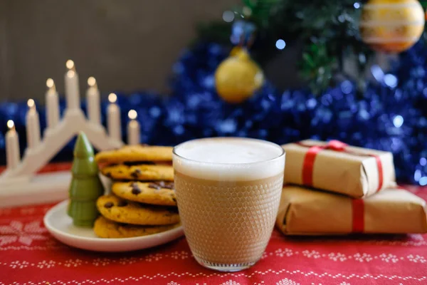 Weihnachtsplätzchen Mit Schokolade Und Kakao Auf Roter Serviette — Stockfoto