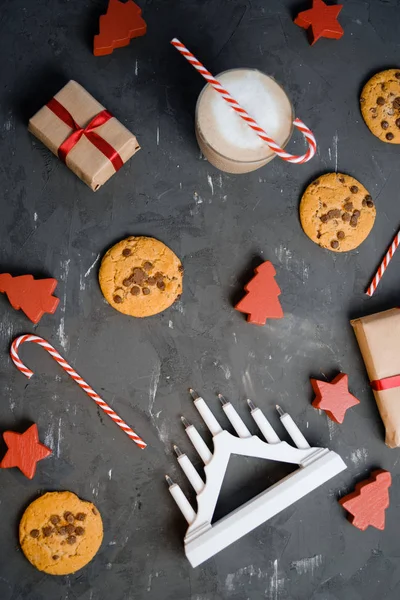 Composição Flat Lay Com Biscoitos Natal Decoração Cacau Mesa Preta — Fotografia de Stock