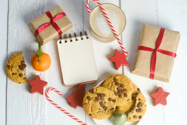 Composição Flat Lay Com Biscoitos Natal Decoração Cacau Mesa Branca — Fotografia de Stock