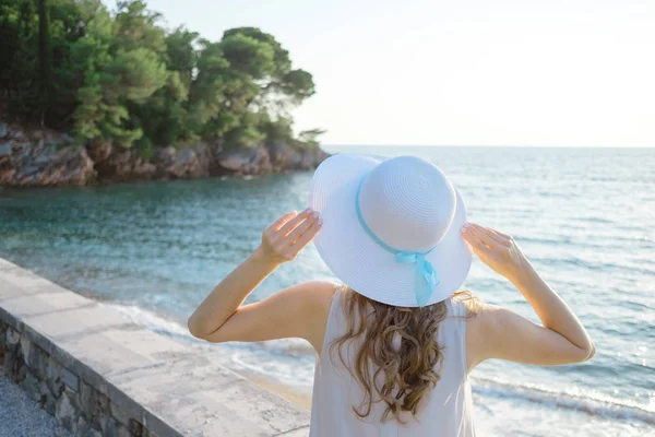 Vista Trasera Una Joven Hermosa Mujer Sosteniendo Sombrero Paja Playa — Foto de Stock