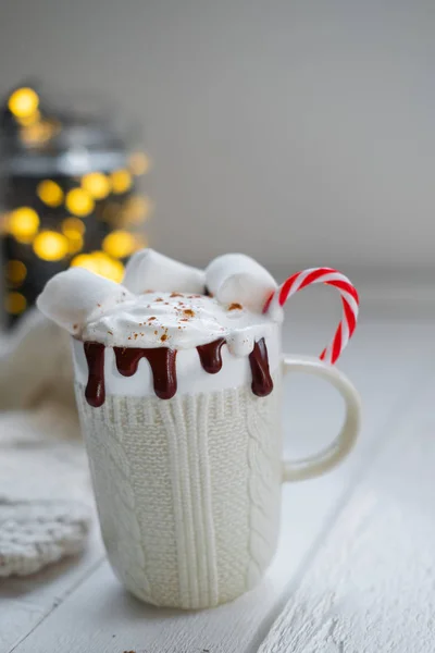 Caneca Branca Com Cacau Com Marshmallows Chocolate Fundo Luzes Natal — Fotografia de Stock