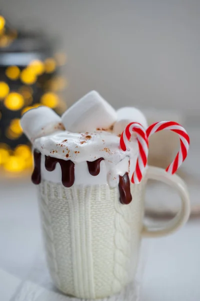 Белая Кружка Какао Зефиром Шоколадом Фоне Рождественских Огней — стоковое фото