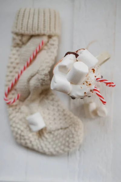 Caneca Branca Com Cacau Com Marshmallows Chocolate Fundo Luzes Natal — Fotografia de Stock