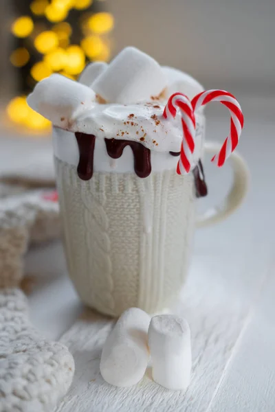 Tazza Bianca Con Cacao Con Marshmallow Cioccolato Sfondo Luci Natalizie — Foto Stock