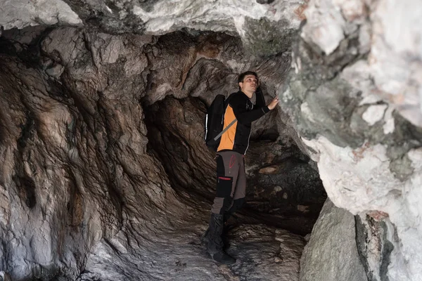 Giovane Esploratore Abbigliamento Sportivo Nero Una Grotta Con Attrezzatura Arrampicata — Foto Stock