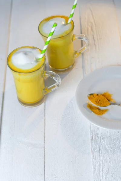 Latte Cúrcuma Leche Dorada Vasos Sobre Una Mesa Blanca —  Fotos de Stock