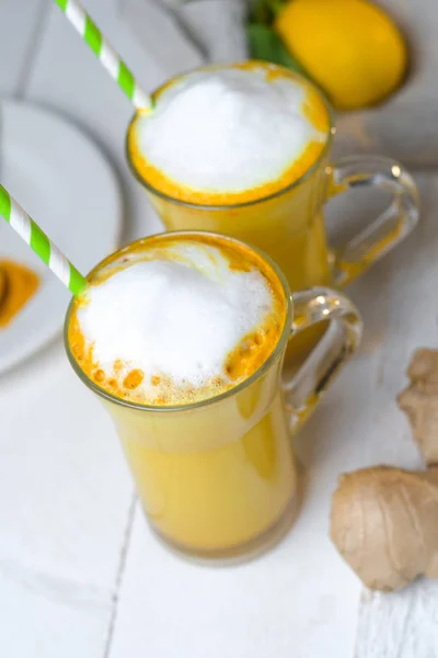 Latte Açafrão Leite Dourado Copos Com Gengibre Limões Uma Mesa — Fotografia de Stock