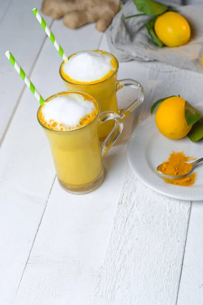 Latte Açafrão Leite Dourado Copos Com Gengibre Limões Uma Mesa — Fotografia de Stock