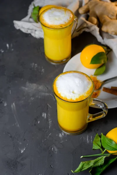 Latte Açafrão Leite Ouro Copos Com Gengibre Limões Uma Mesa — Fotografia de Stock