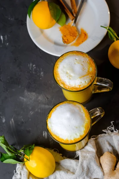 Latte Açafrão Leite Ouro Copos Com Gengibre Limões Uma Mesa — Fotografia de Stock
