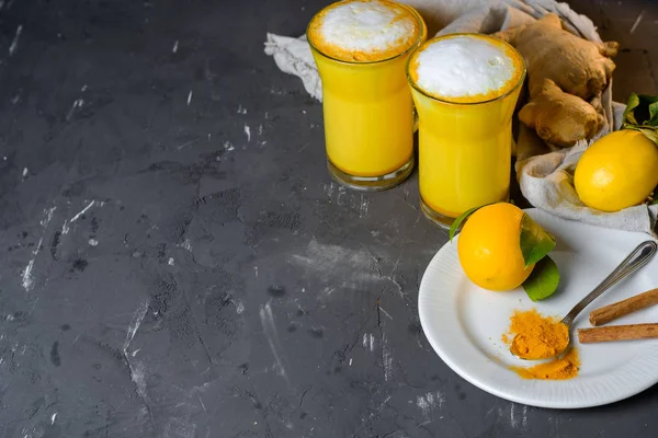 Latte Açafrão Leite Ouro Copos Com Gengibre Limões Uma Mesa — Fotografia de Stock