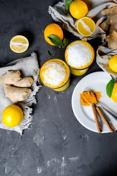 Latte Cúrcuma Leche Dorada Vasos Con Jengibre Limones Sobre Una —  Fotos de Stock