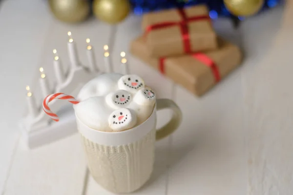 Marshmallow Pupazzo Neve Cacao Sullo Sfondo Delle Luci Natale — Foto Stock