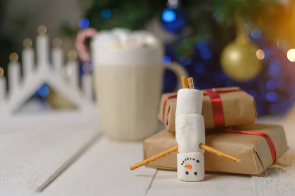 Marshmallow Pupazzo Neve Cacao Sullo Sfondo Delle Luci Natale — Foto Stock