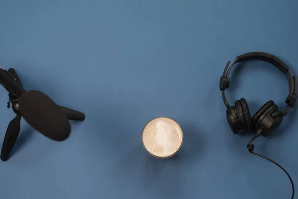 Composição Leigos Planos Com Fones Ouvido Microfone Café Fundo Azul — Fotografia de Stock