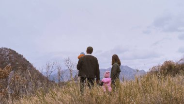 Arkadan görünüş aktif ailenin Vadisi ve Montenegr dağ görünümünde zevk çocuklar ile