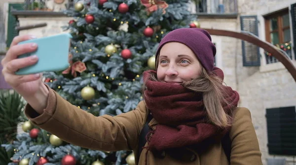 Junge Frau Beigem Mantel Und Rotem Hut Fotografiert Telefon Einen — Stockfoto