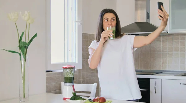 Ung Kvinna Vit Shirt Förbereder Grön Smoothie Mixer Hemma Kök — Stockfoto