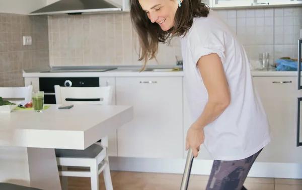 Ung Kvinna Vit Shirt Trådlösa Hörlurar Dammsugning Hem Kök — Stockfoto