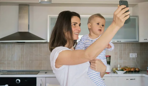 Mother Her Baby Boy Take Selfie Smart Phone Kitchen Hom — Stock Photo, Image