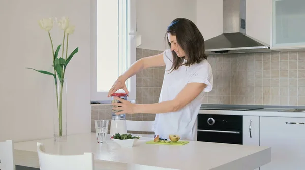 Jovem Mulher Shirt Branca Prepara Smoothie Verde Liquidificador Casa Cozinha — Fotografia de Stock