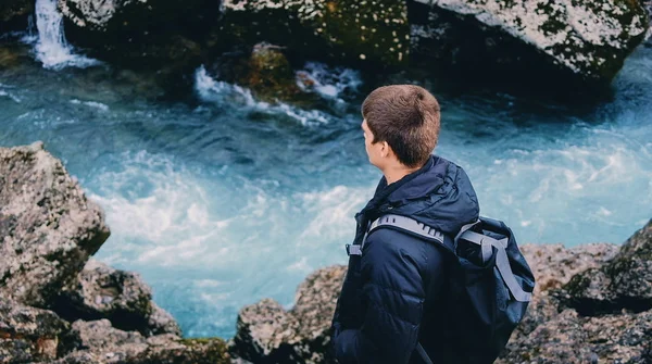 Ung Man Jeans Står Niagara Vattenfall Vid Floden Cijevna Podgorica — Stockfoto